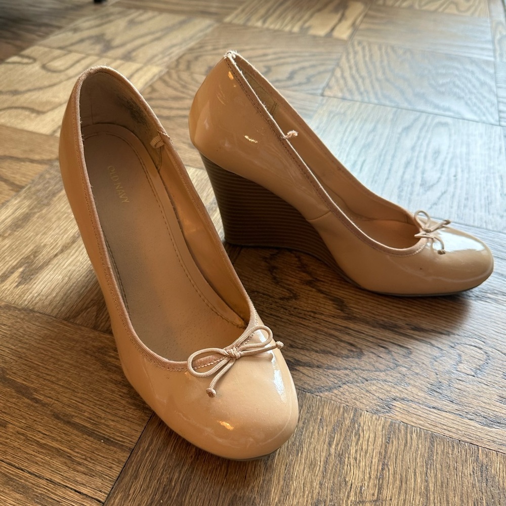 4 inch old navy wedge heel. Worn, a little bunching in the toes.